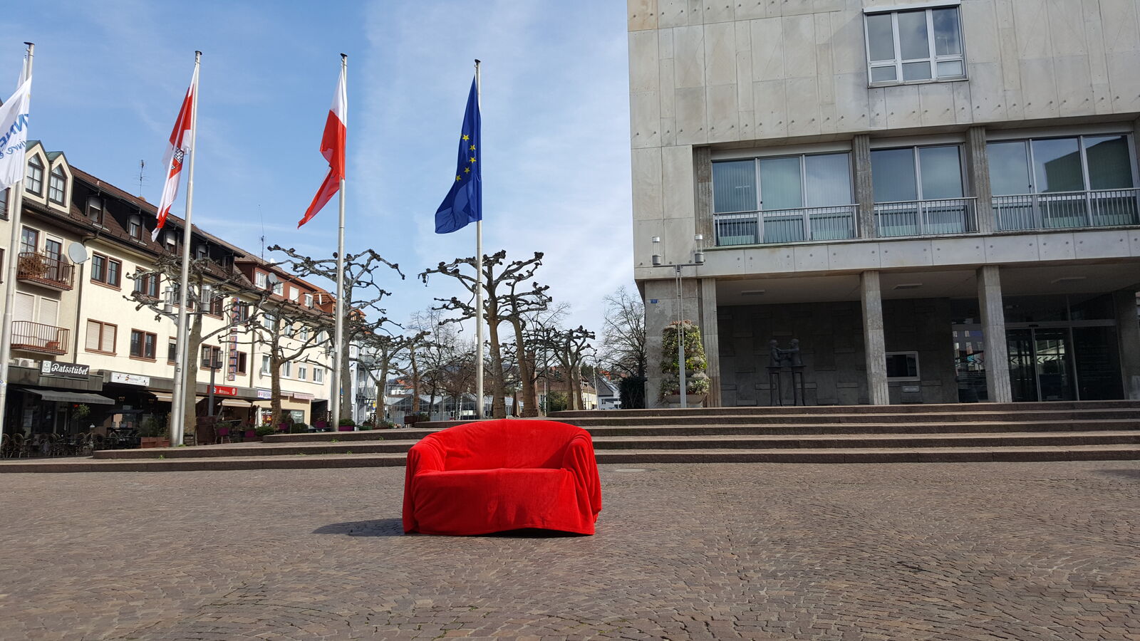Die rote Couch vor dem Gaggenauer Rathaus